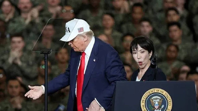 Trump Japonya’da pisti salladı! ABD Donanması önünde dans etti, sosyal medya yıkıldı - Resim : 3