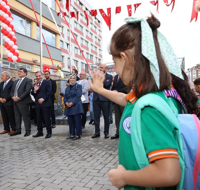 Sultanbeyli Belediyesi, Öğrencilere Kırtasiye Seti Dağıttı - Resim : 2