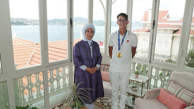 Emine Erdoğan, olimpiyat şampiyonu Mete Gazoz ile bir araya geldi