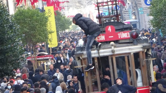 Güneşi gören Taksim’e akın etti, koronavirüs unutuldu! - Resim : 3