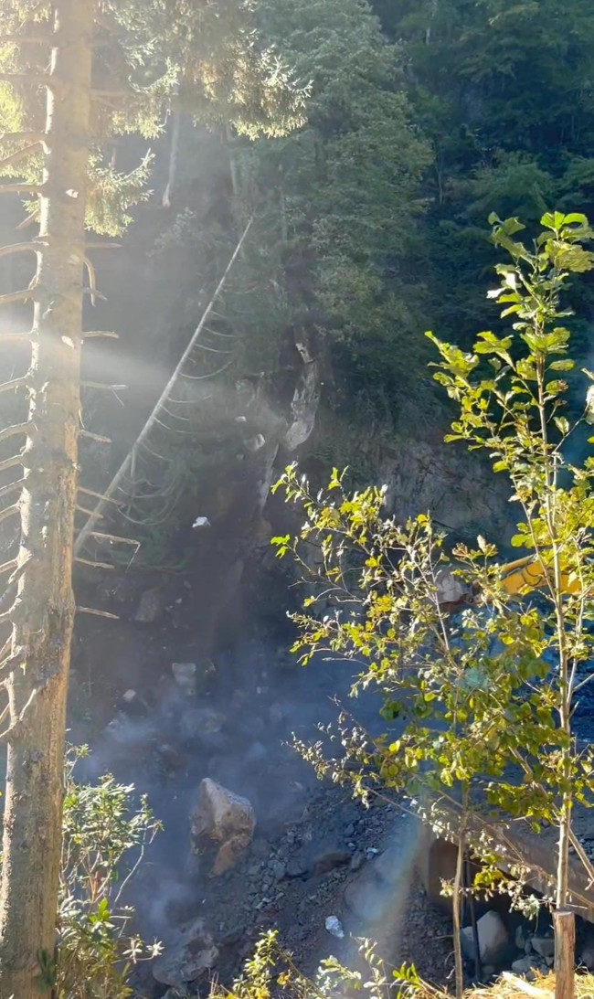 Tonlarca kaya iş makinelerinin titreşimiyle devrildi: Ardeşen’de yol açma savaşı!
