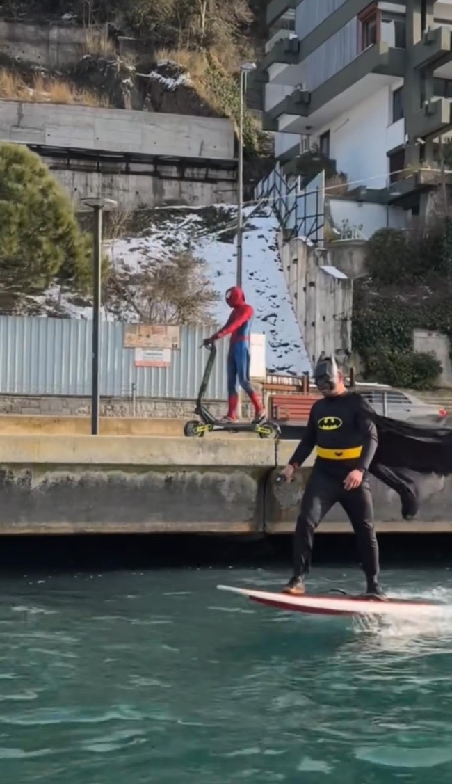 İstanbul Boğazı'nda sörf yapan Batman ile skuter kullanan Örümcek Adam'ın kim olduğu ortaya çıktı! - Resim : 2