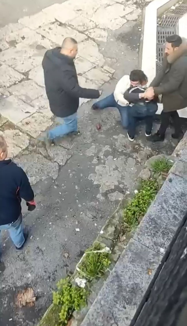 Fatih'te polise sopalı saldırı! Yankesicinin sonu adliye oldu! Saldırı anları kamerada...