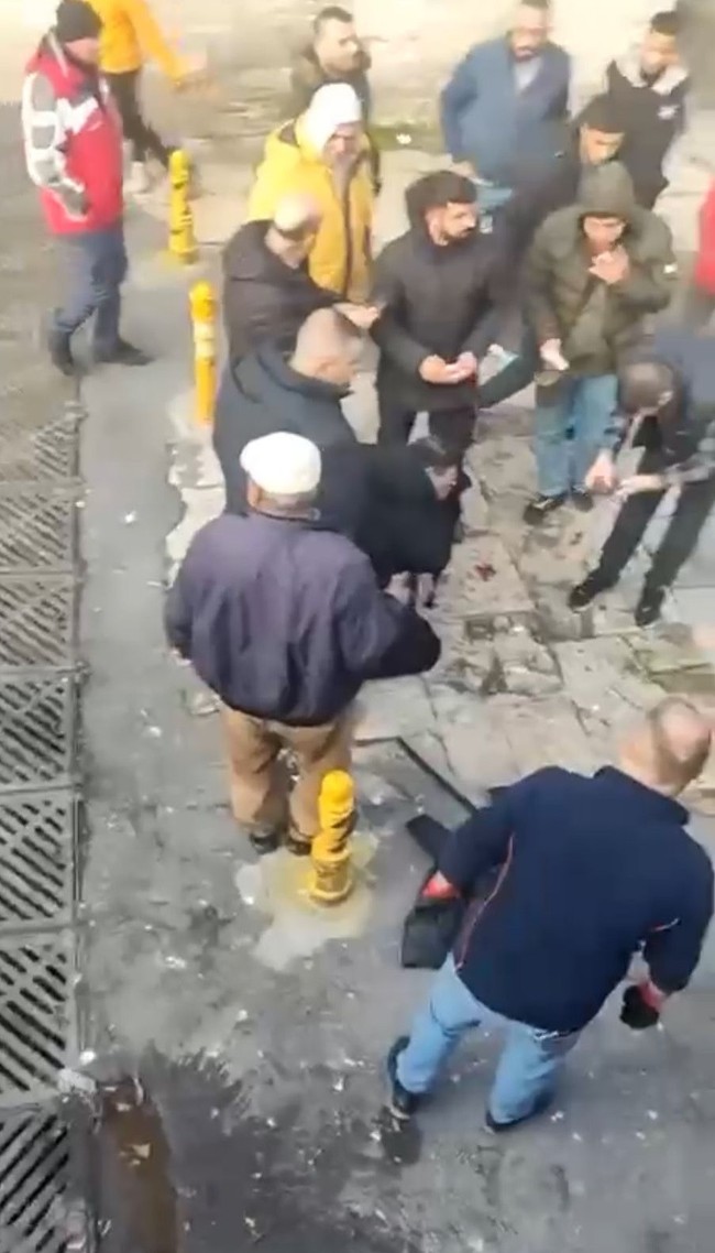 Fatih'te polise sopalı saldırı! Yankesicinin sonu adliye oldu! Saldırı anları kamerada... - Resim : 2