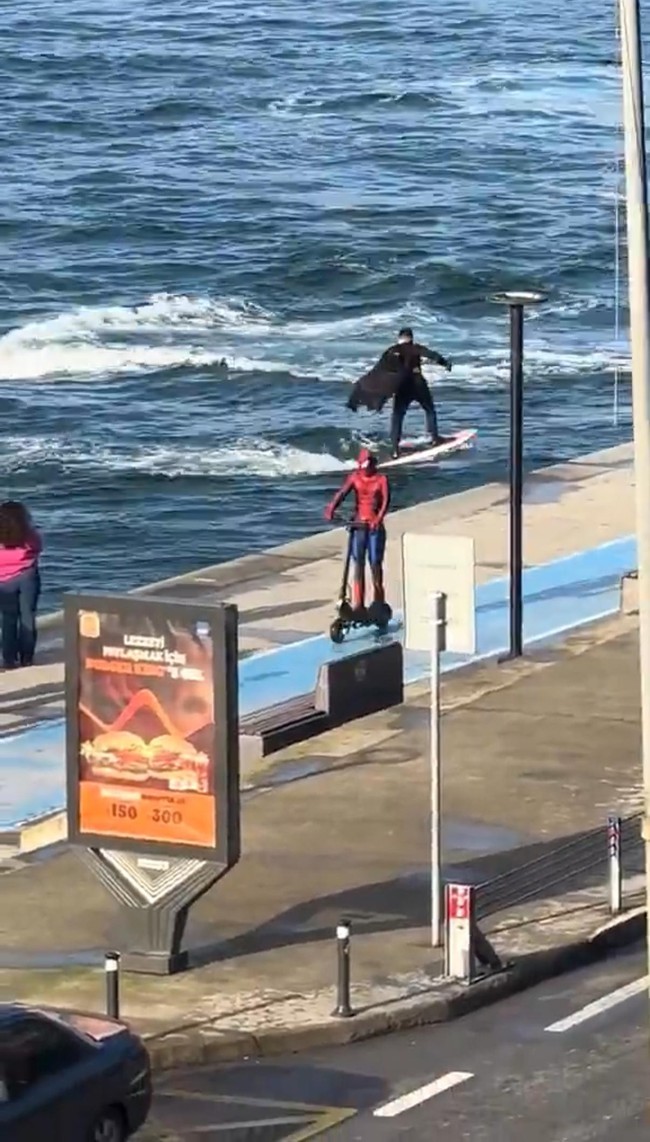 İstanbul Boğazı'nda sörf yapan Batman ile skuter kullanan Örümcek Adam'ın kim olduğu ortaya çıktı! - Resim : 4