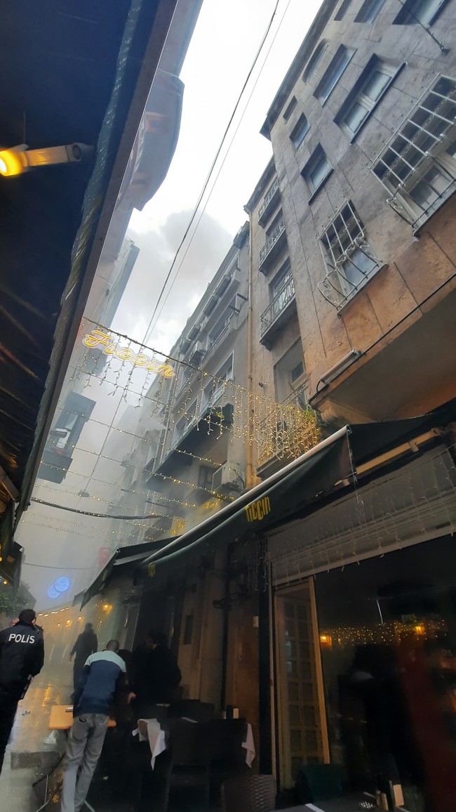 Asmalı Mescit'te korkutan yangın! Restoranın mutfak bölümü alev aldı! Büyük paniğe neden oldu... - Resim : 2