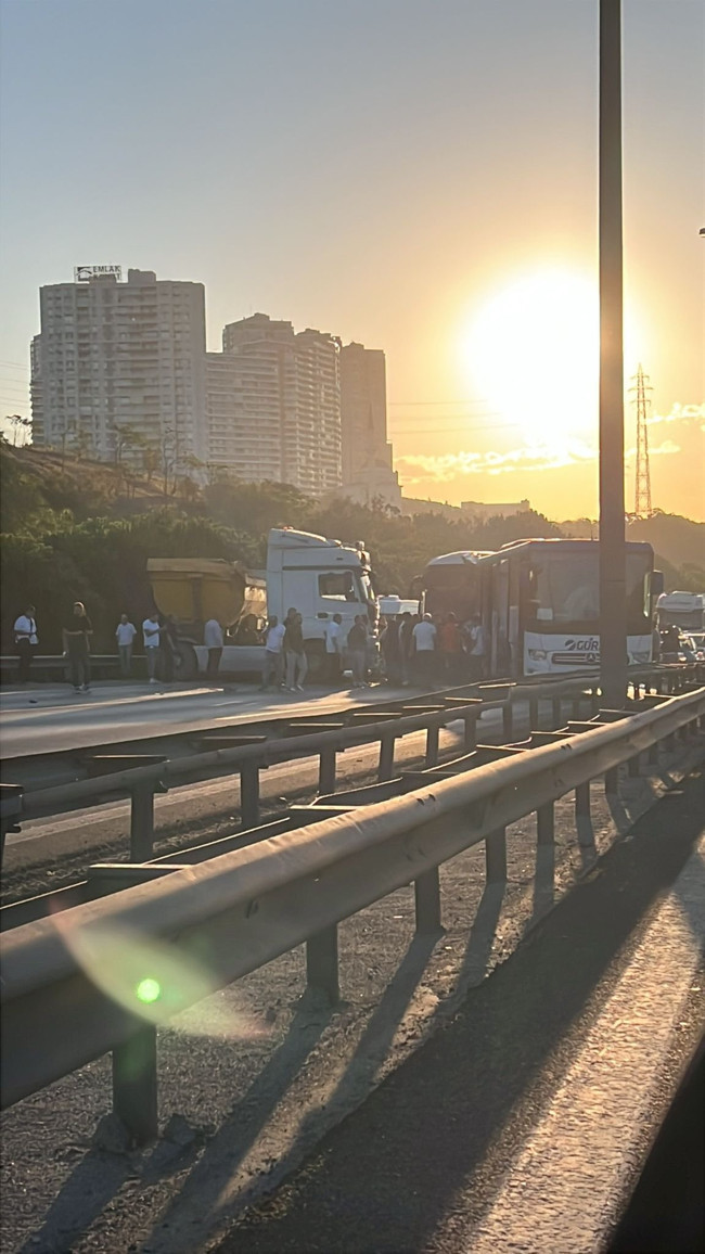 TEM Otoyolu Halkalı’da zincirleme kaza: Kamyon ve otobüs de karıştı! 1 ölü, 9 yaralı var... Trafik durdu!