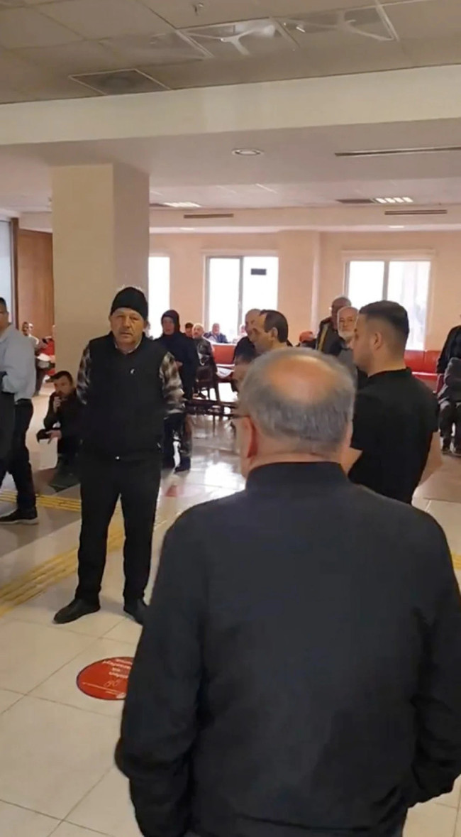 Kayseri Vergi Dairesi'nde sıra bekleyen vatandaş isyan etti: 10 kişi yatıyor burada! - Resim : 2