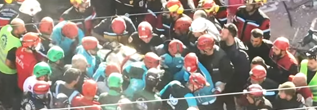 8 saat sonra gelen mucize... 18 yaşındaki Dilara Bilir Gebze'deki enkazdan sağ olarak çıkarıldı!