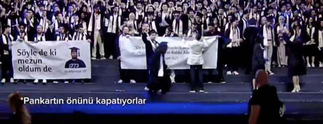 İstanbul Teknik Üniversitesi mezuniyet töreninde pankart krizi!  Ayet yazılı pankartı engellediler.. - Resim : 2