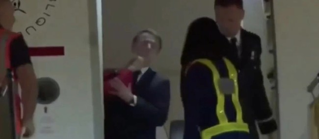 Fransa Cumhurbaşkanı Macron eşinden tokat yedi! Kameralar önünde aile krizi patladı...