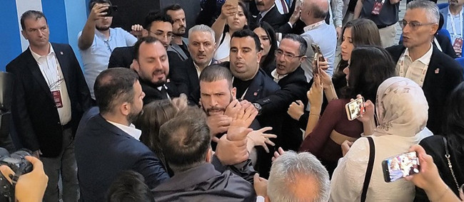 CHP’de gerginlik bitmiyor: Kocaeli Başiskele ilçe kongresi savaş alanına döndü! Tekme ve yumruklar havada uçuştu - Resim : 2