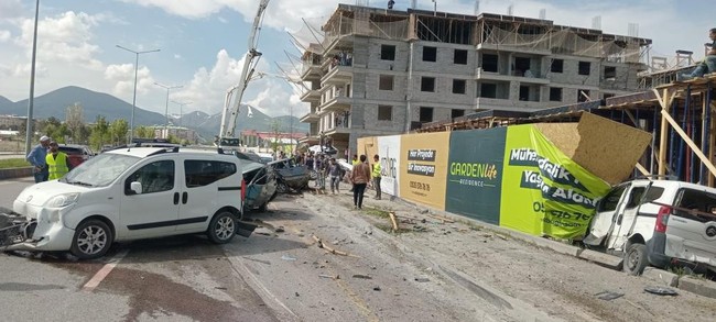 Freni boşalan beton mikseri Erzurum'u savaş alanına çevirdi: Onlarca araca çarptıktan sonra devrildi - Resim : 2