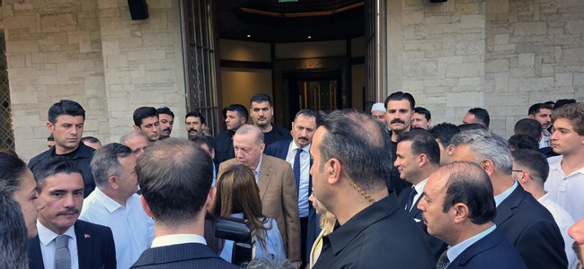 Cumhurbaşkanı Erdoğan bayram namazını Marmaris’te kıldı, vatandaşlarla bayramlaştı - Resim : 2