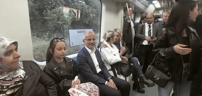 Bakan Uraloğlu'ndan sürpriz yolculuk: Marmaray’a bindi, vatandaşla sohbet etti! - Resim : 2