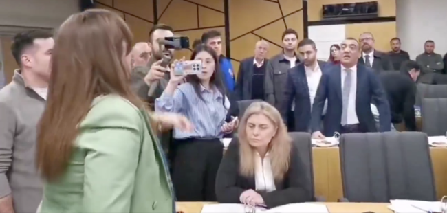 CHP'li Afyonkarahisar Belediye Meclisi karıştı! Başkan Burcu Köksal'dan 'Elini kırarım' tehdidi... - Resim : 2
