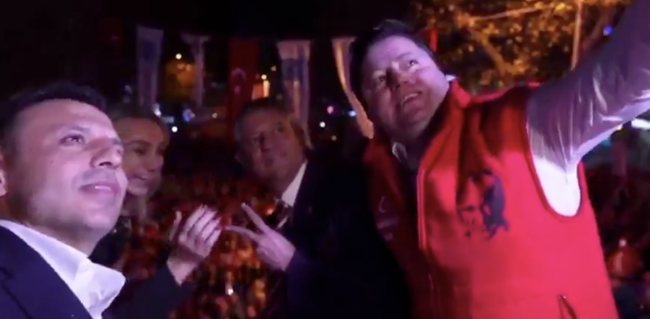 CHP’nin 29 Ekim kutlamasında ilginç anlar! Dilek İmamoğlu Özgür Özel’in eline vurdu, parmaklarını indirdi... Keyifli hali dikkat çekti!