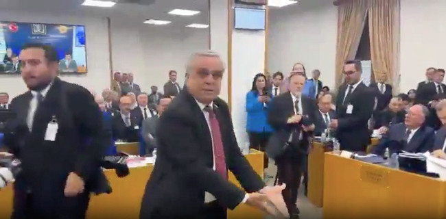 CHP'de büyük patlama: Milletvekili Çakır Halk TV krizi nedeniyle kendi partisini protesto etti!