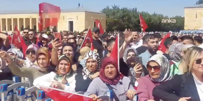 Anıtkabir'de Cumhurbaşkanı Erdoğan'a sevgi seli... CHP’li Akdoğan sloganları hazmedemedi: Yapılacak iş mi?