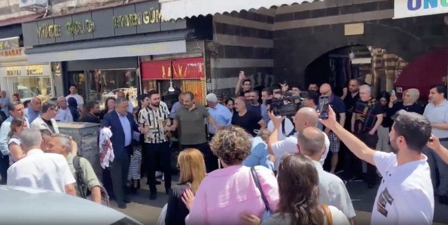 Diyarbakır’da Terörsüz Türkiye coşkusu: Halaylar çekildi, birlik mesajları yükseldi!