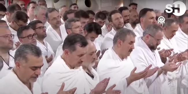 Arafat'ta tarihi an: Diyanet İşleri Başkanı Ali Erbaş, Arafat'ta Vakfe duası yaptı! CANLI YAYIN - Resim : 3