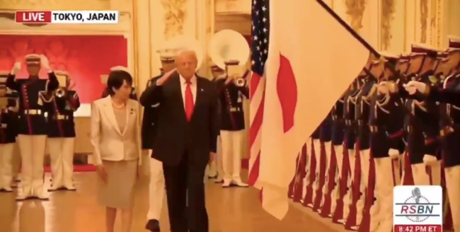 Trump, protokolü allak bullak etti! Japonya Başbakan ne yapacağını şaşırdı...