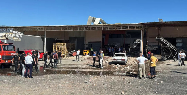 Antalya Demre’de toptancı halinde korkunç patlama: 1 ölü, 3 yaralı! Saniye saniye kamerada - Resim : 3