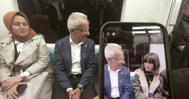 Bakan Uraloğlu'ndan sürpriz yolculuk: Marmaray’a bindi, vatandaşla sohbet etti!