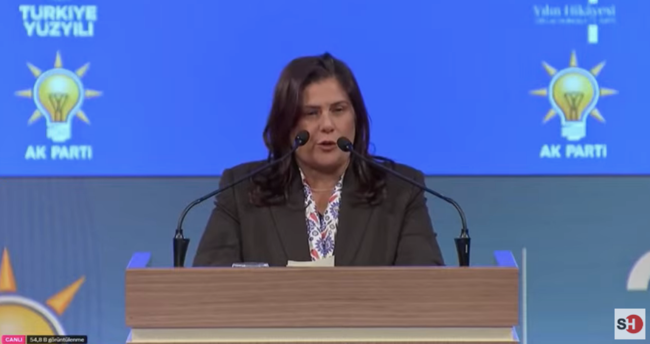 AK Parti'ye katılan Özlem Çerçioğlu rozetini taktı! CHP'ye meydan okudu: Alnım ak, başım dik! - Resim : 2