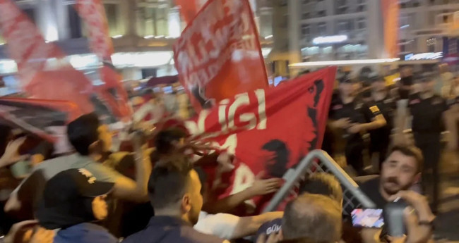 Demokrasi maskeleri düştü... CHP'nin Beyoğlu mitinginde provokasyon: Devrim sloganları atıp polise saldırdılar - Resim : 2