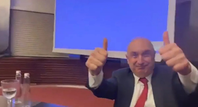 CHP arşivinden kriz çıkaran görüntü! Kılıçdaroğlu’nun adaylığını Özgür Özel şarkılarla kutlamış