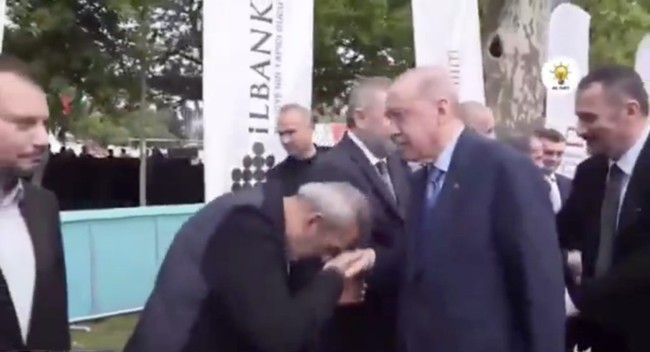 Elini öptü diye linç ettiler! Yavuz Bingöl Cumhurbaşkanı Erdoğan'ın elini öptü, hedef tahtasına oturtuldu... - Resim : 3