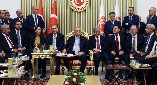 Ahmet Davutoğlu ile Ümit Özdağ arasında "MOSSAD" ve "resepsiyon" polemiği büyüyor! "Cesaretin varsa karşıma çık"