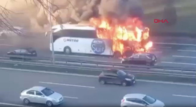 Bağcılar TEM Otoyolu'nda büyük panik: Yolcu otobüsü yol ortasında yandı!