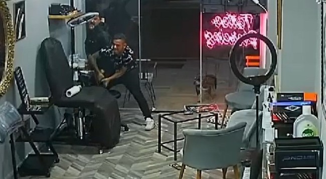 Rakip dövmeciyi basıp dehşet saçtı! Pompalı tüfekle 2 kişiyi yaraladı...