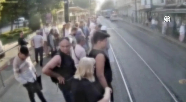 Türk polisinin dikkati kurtardı! Sultanahmet’te turisti soymaya çalışan hırsız tutuklandı