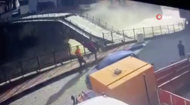 Borçka’da asırlık taş köprünün çöküş anı kamerada:Selin şiddeti ilk kez bir tarihi taş köprüyü yıktı - Resim : 2