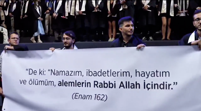 İstanbul Teknik Üniversitesi mezuniyet töreninde pankart krizi!  Ayet yazılı pankartı engellediler..