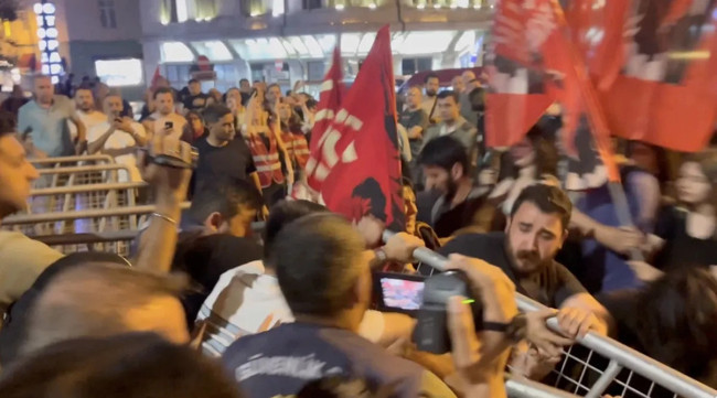 Demokrasi maskeleri düştü... CHP'nin Beyoğlu mitinginde provokasyon: Devrim sloganları atıp polise saldırdılar