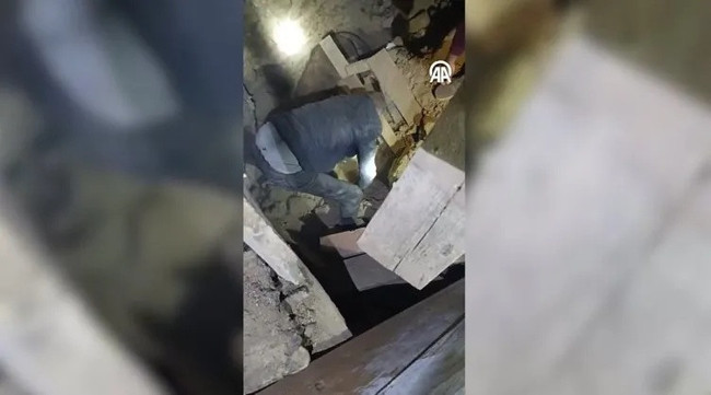 Depremden mucize kurtuluş! Sındırgı’da umut anı! Vatandaşlar eşeği enkaz altından elleriyle kurtardı