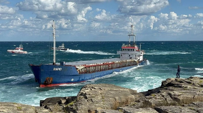 Kocaeli Kandıra’da kargo gemisi karaya oturdu: 7 kişilik mürettebat nefes kesen operasyonla tahliye edildi - Resim : 2