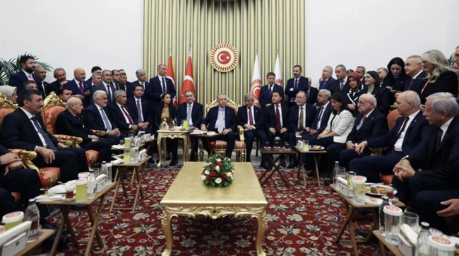 Davutoğlu’ndan Cumhurbaşkanı Erdoğan ile TBMM buluşmasına Hadisli yorum: Tebessüm sadakadır! Tabii ki saygımı gösteririm - Resim : 2