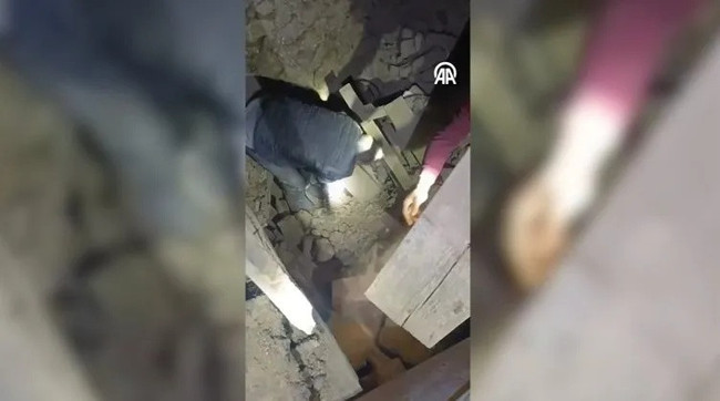 Depremden mucize kurtuluş! Sındırgı’da umut anı! Vatandaşlar eşeği enkaz altından elleriyle kurtardı - Resim : 2