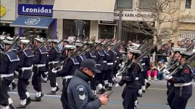 Atina’da Türkiye karşıtı skandal: Türkiye’ye küfreden Yunan askerlere ceza yağdı! - Resim : 2