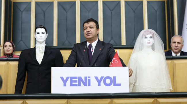 Saadet Partisi Genel Başkanı Mahmut Arıkan, grup toplantısına cansız gelin-damat mankeniyle çıktı