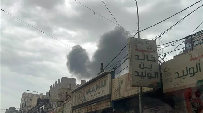 İşgalci İsrail, Yemen'i yeniden bombaladı! Başkent Sana'ya hava saldırısı düzenlendi! Husilerin lideri konuşurken saldırı başlatıldı... - Resim : 3