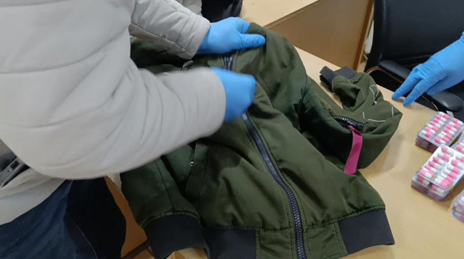 Şeytanın aklına gelmez: Montların astarından uyuşturucu çıktı! Aksaray’da jandarma uyuşturucu sevkiyatına darbe vurdu - Resim : 2