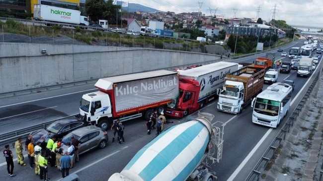 TEM'de zincirleme kaza: Trafik durma noktasına geldi!