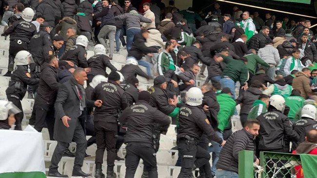 Konyaspor - Antalyaspor maçı sonrası ortalık karıştı! Taraftarlara polis müdahalesi