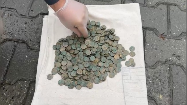 İstanbul'da tarihi eser kaçakçılarına dev operasyon: Bin 200 yıllık altın yazmalı Tevrat ele geçirildi! 1,5 milyon dolara satacaklardı... - Resim : 3